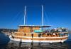 Традиционное круизное судно Далматинка - деревянный моторный парусник 1968
