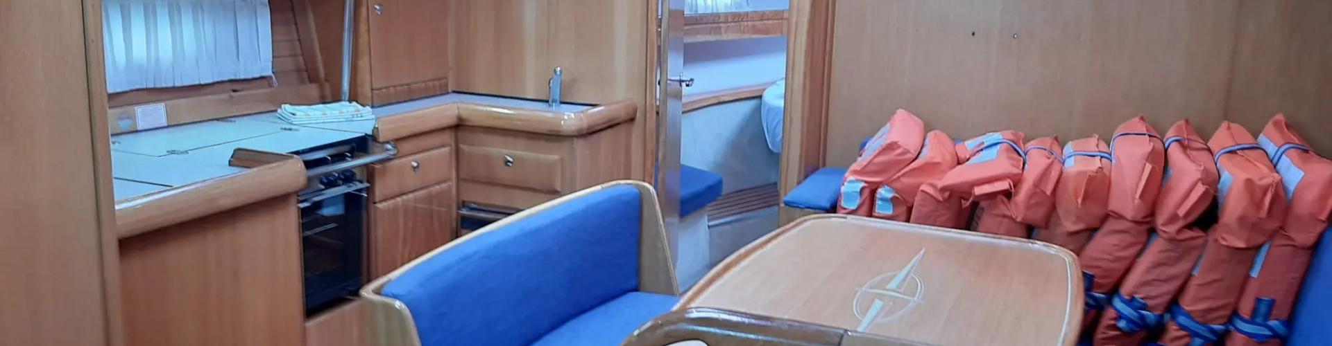 парусная лодка Бавариа 42 Цруисер